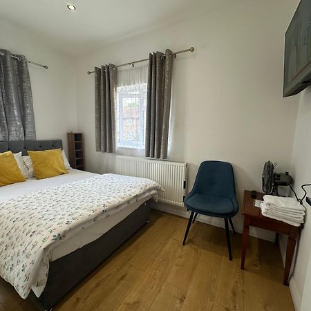 3Rd Studio Flat With Private Toilet And Bathroom Setup For Family Enjoyment 134 Keedonwood Road Μπρόμλεϊ Εξωτερικό φωτογραφία