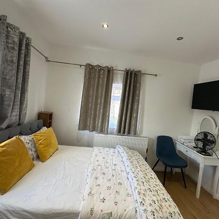 3Rd Studio Flat With Private Toilet And Bathroom Setup For Family Enjoyment 134 Keedonwood Road Μπρόμλεϊ Εξωτερικό φωτογραφία