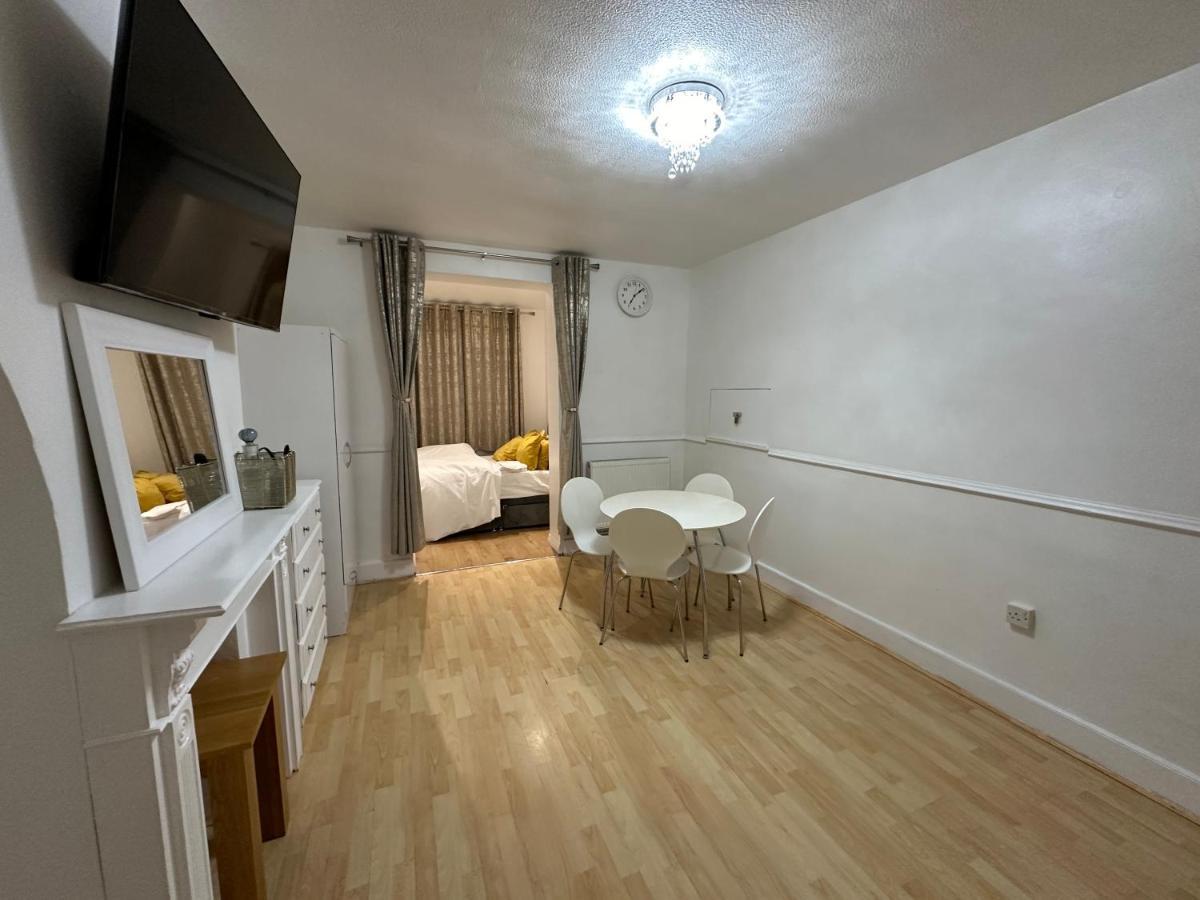 3Rd Studio Flat With Private Toilet And Bathroom Setup For Family Enjoyment 134 Keedonwood Road Μπρόμλεϊ Εξωτερικό φωτογραφία