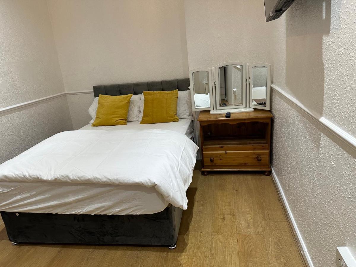 3Rd Studio Flat With Private Toilet And Bathroom Setup For Family Enjoyment 134 Keedonwood Road Μπρόμλεϊ Εξωτερικό φωτογραφία
