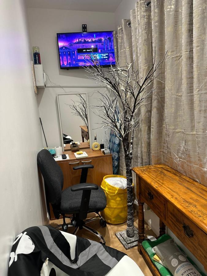 3Rd Studio Flat With Private Toilet And Bathroom Setup For Family Enjoyment 134 Keedonwood Road Μπρόμλεϊ Εξωτερικό φωτογραφία