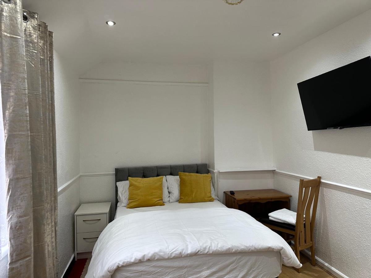 3Rd Studio Flat With Private Toilet And Bathroom Setup For Family Enjoyment 134 Keedonwood Road Μπρόμλεϊ Εξωτερικό φωτογραφία
