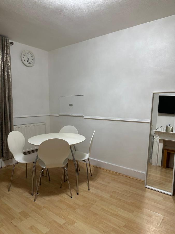 3Rd Studio Flat With Private Toilet And Bathroom Setup For Family Enjoyment 134 Keedonwood Road Μπρόμλεϊ Εξωτερικό φωτογραφία