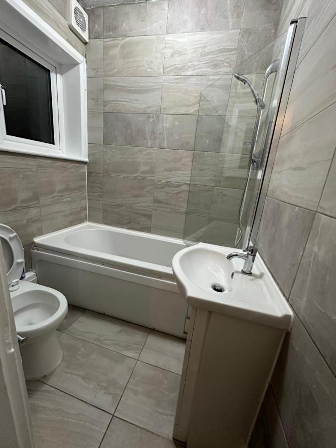3Rd Studio Flat With Private Toilet And Bathroom Setup For Family Enjoyment 134 Keedonwood Road Μπρόμλεϊ Εξωτερικό φωτογραφία
