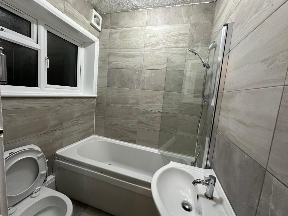 3Rd Studio Flat With Private Toilet And Bathroom Setup For Family Enjoyment 134 Keedonwood Road Μπρόμλεϊ Εξωτερικό φωτογραφία