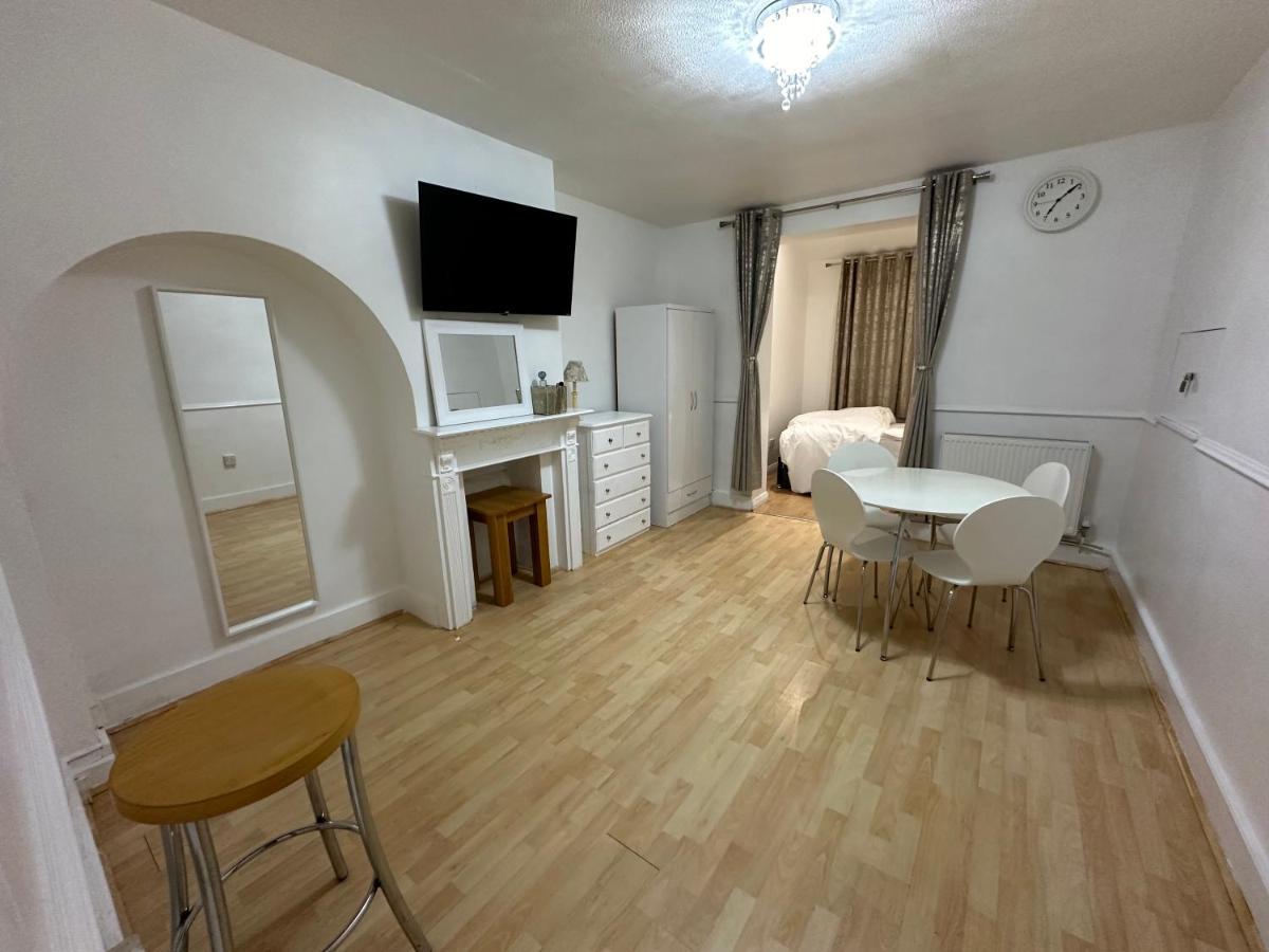 3Rd Studio Flat With Private Toilet And Bathroom Setup For Family Enjoyment 134 Keedonwood Road Μπρόμλεϊ Εξωτερικό φωτογραφία