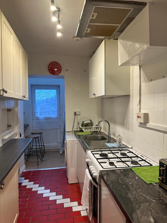3Rd Studio Flat With Private Toilet And Bathroom Setup For Family Enjoyment 134 Keedonwood Road Μπρόμλεϊ Εξωτερικό φωτογραφία