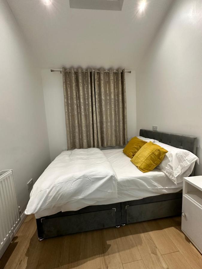 3Rd Studio Flat With Private Toilet And Bathroom Setup For Family Enjoyment 134 Keedonwood Road Μπρόμλεϊ Εξωτερικό φωτογραφία