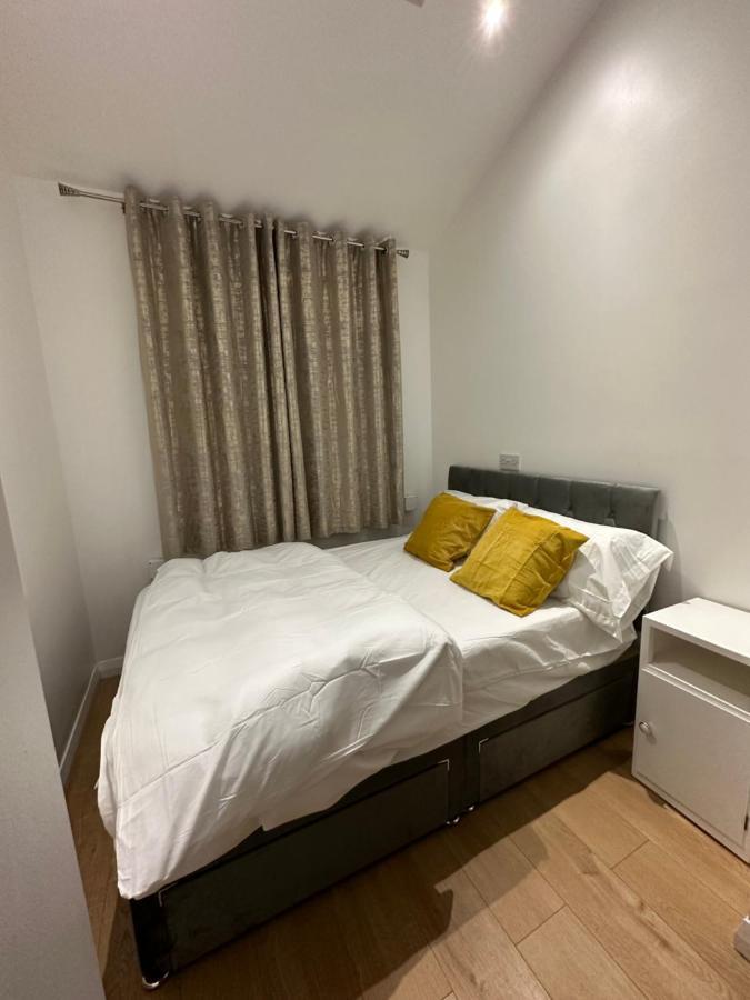3Rd Studio Flat With Private Toilet And Bathroom Setup For Family Enjoyment 134 Keedonwood Road Μπρόμλεϊ Εξωτερικό φωτογραφία