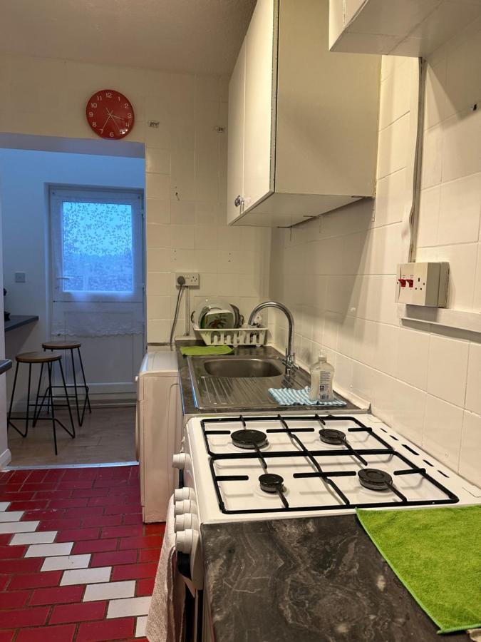3Rd Studio Flat With Private Toilet And Bathroom Setup For Family Enjoyment 134 Keedonwood Road Μπρόμλεϊ Εξωτερικό φωτογραφία