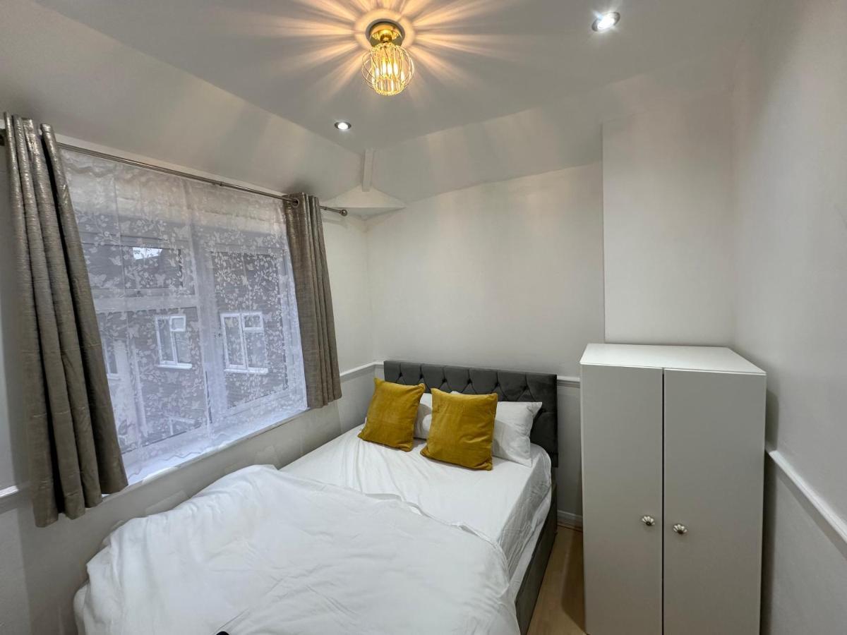3Rd Studio Flat With Private Toilet And Bathroom Setup For Family Enjoyment 134 Keedonwood Road Μπρόμλεϊ Εξωτερικό φωτογραφία
