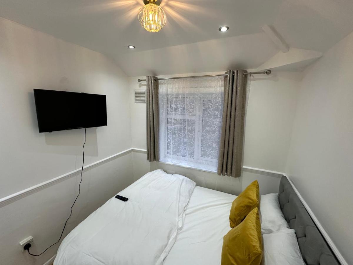 3Rd Studio Flat With Private Toilet And Bathroom Setup For Family Enjoyment 134 Keedonwood Road Μπρόμλεϊ Εξωτερικό φωτογραφία