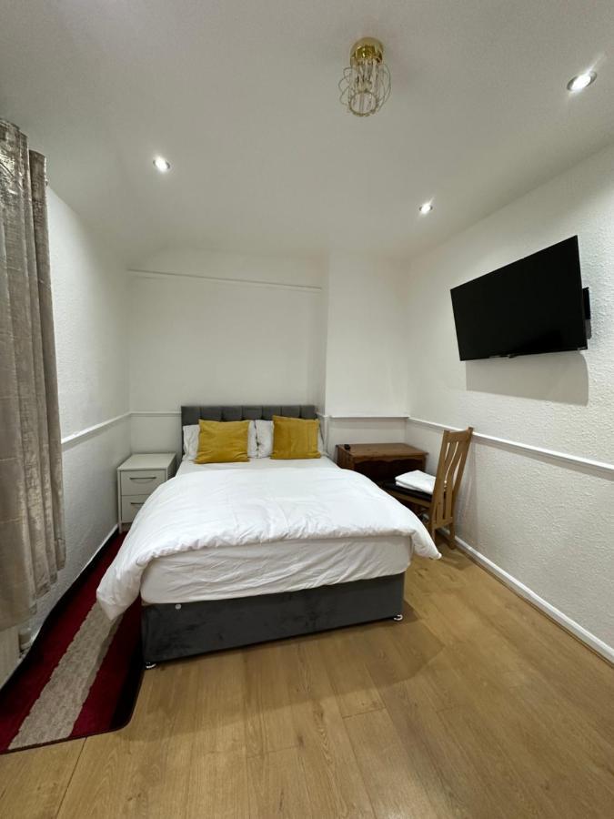 3Rd Studio Flat With Private Toilet And Bathroom Setup For Family Enjoyment 134 Keedonwood Road Μπρόμλεϊ Εξωτερικό φωτογραφία
