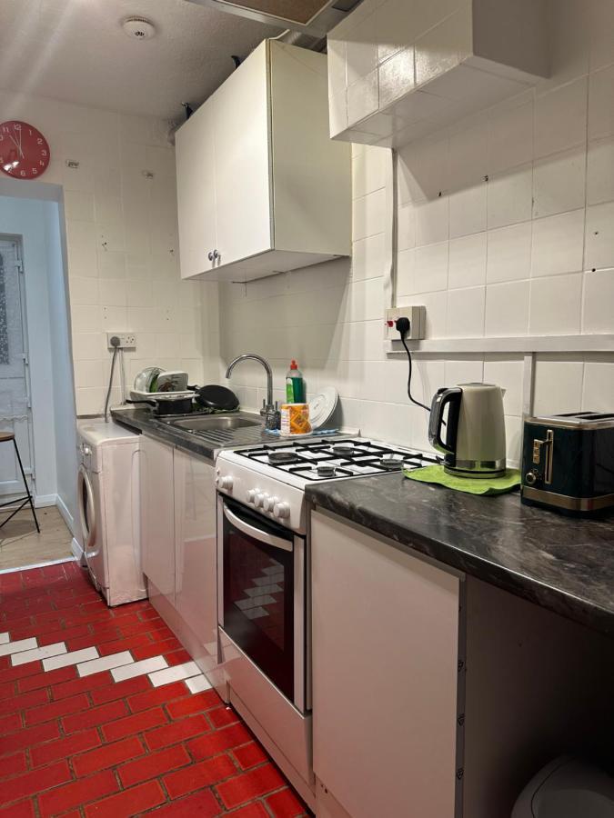 3Rd Studio Flat With Private Toilet And Bathroom Setup For Family Enjoyment 134 Keedonwood Road Μπρόμλεϊ Εξωτερικό φωτογραφία