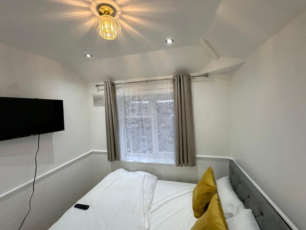 3Rd Studio Flat With Private Toilet And Bathroom Setup For Family Enjoyment 134 Keedonwood Road Μπρόμλεϊ Εξωτερικό φωτογραφία