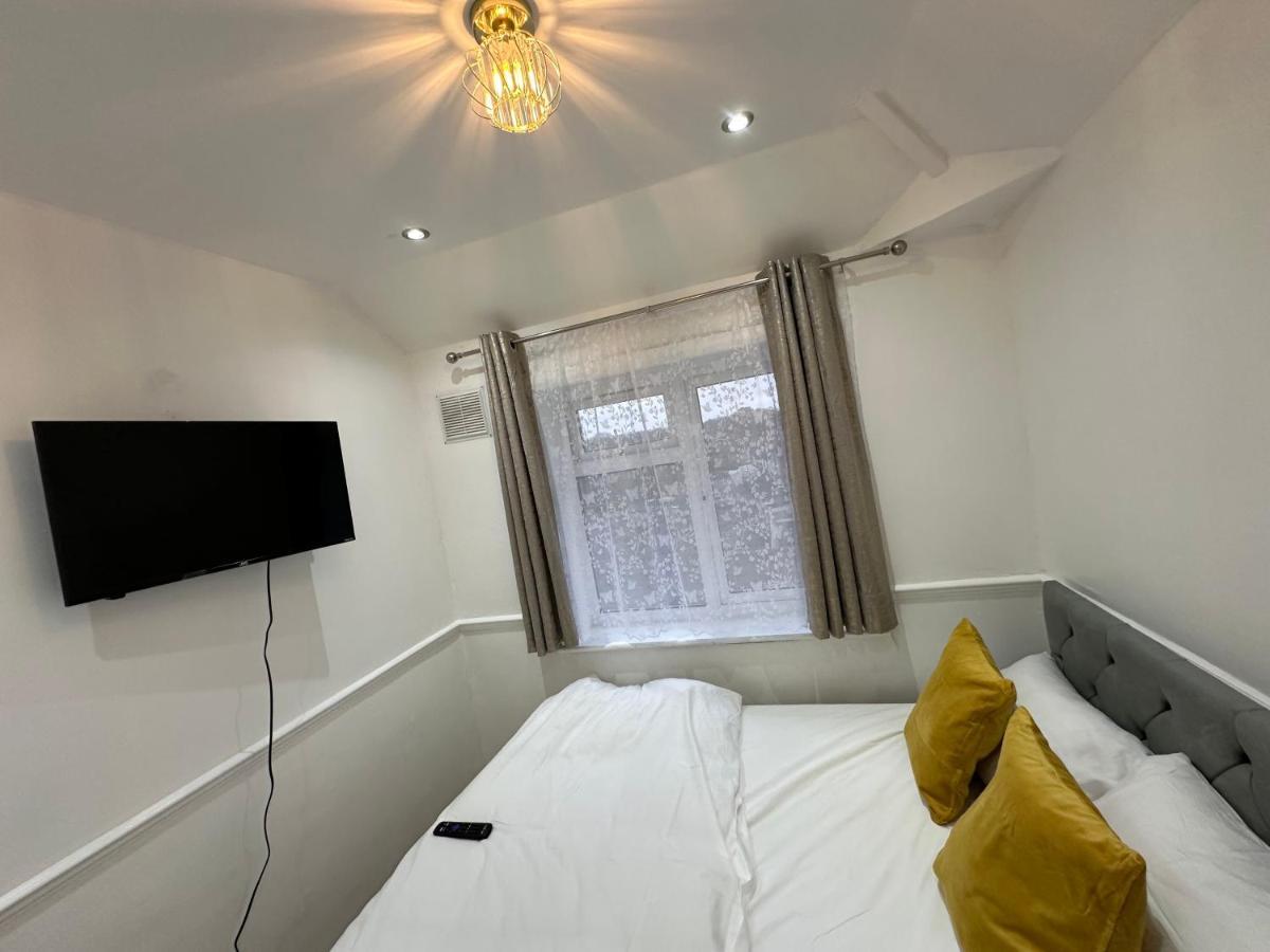 3Rd Studio Flat With Private Toilet And Bathroom Setup For Family Enjoyment 134 Keedonwood Road Μπρόμλεϊ Εξωτερικό φωτογραφία
