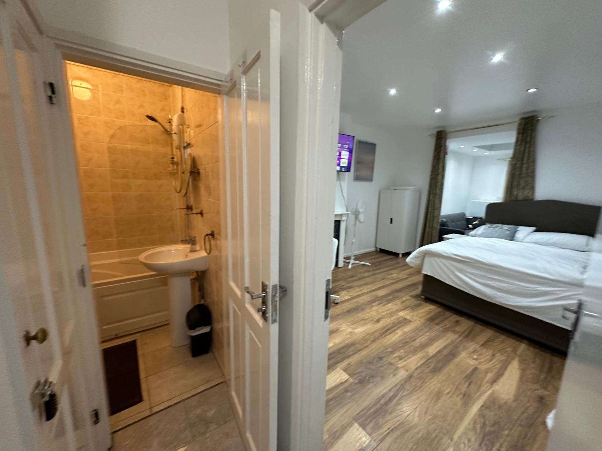 3Rd Studio Flat With Private Toilet And Bathroom Setup For Family Enjoyment 134 Keedonwood Road Μπρόμλεϊ Εξωτερικό φωτογραφία