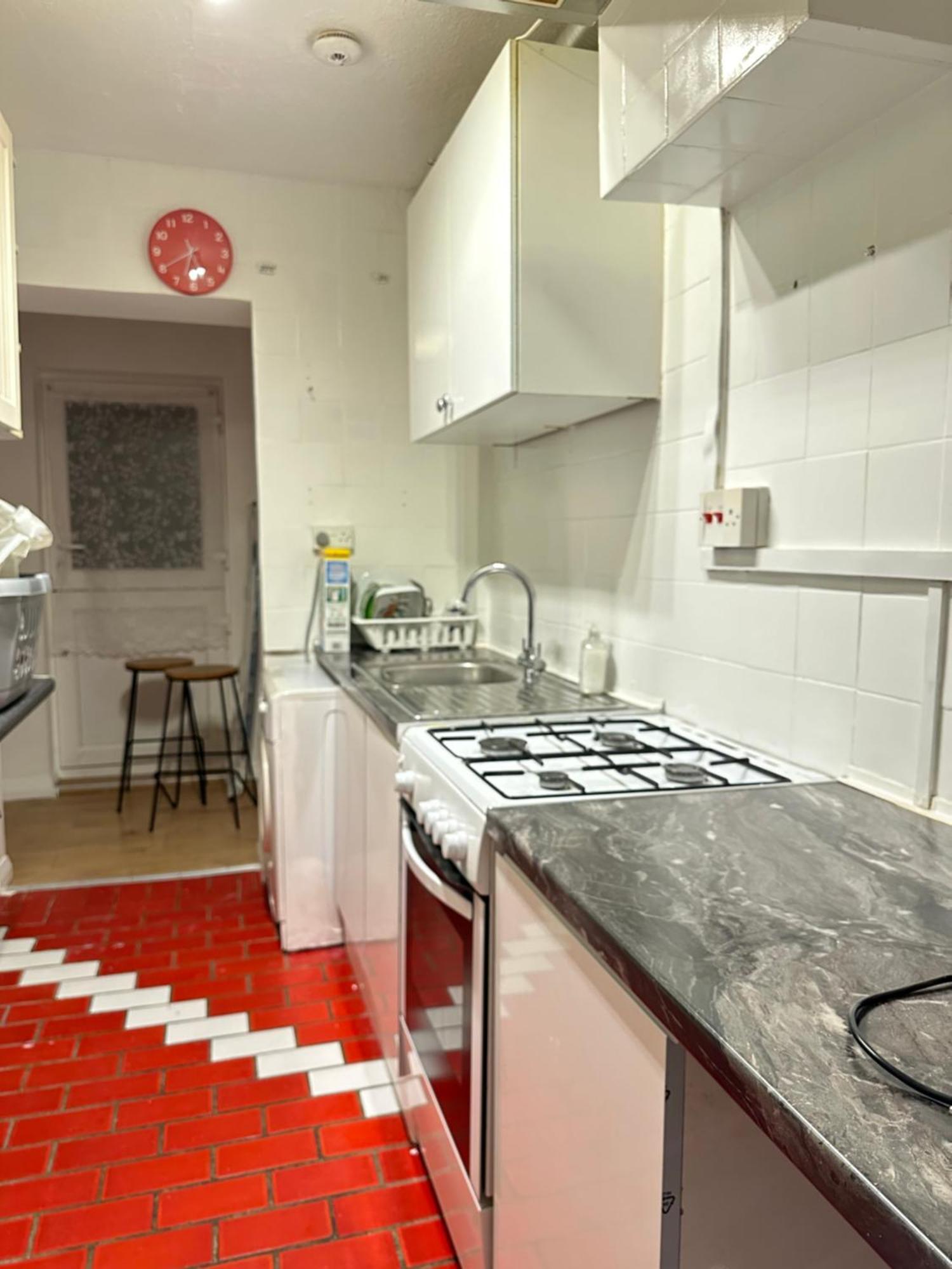 3Rd Studio Flat With Private Toilet And Bathroom Setup For Family Enjoyment 134 Keedonwood Road Μπρόμλεϊ Εξωτερικό φωτογραφία