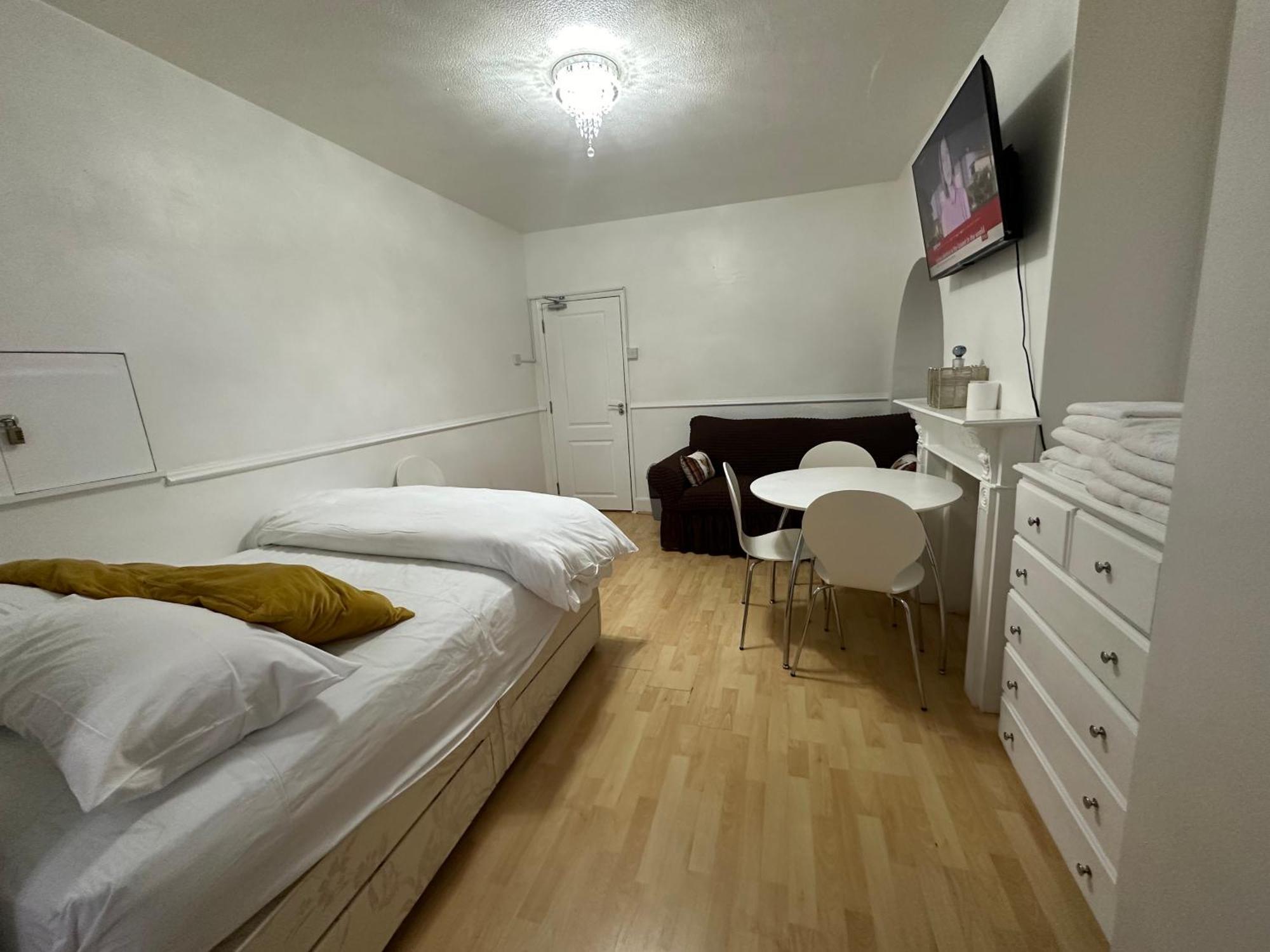 3Rd Studio Flat With Private Toilet And Bathroom Setup For Family Enjoyment 134 Keedonwood Road Μπρόμλεϊ Εξωτερικό φωτογραφία