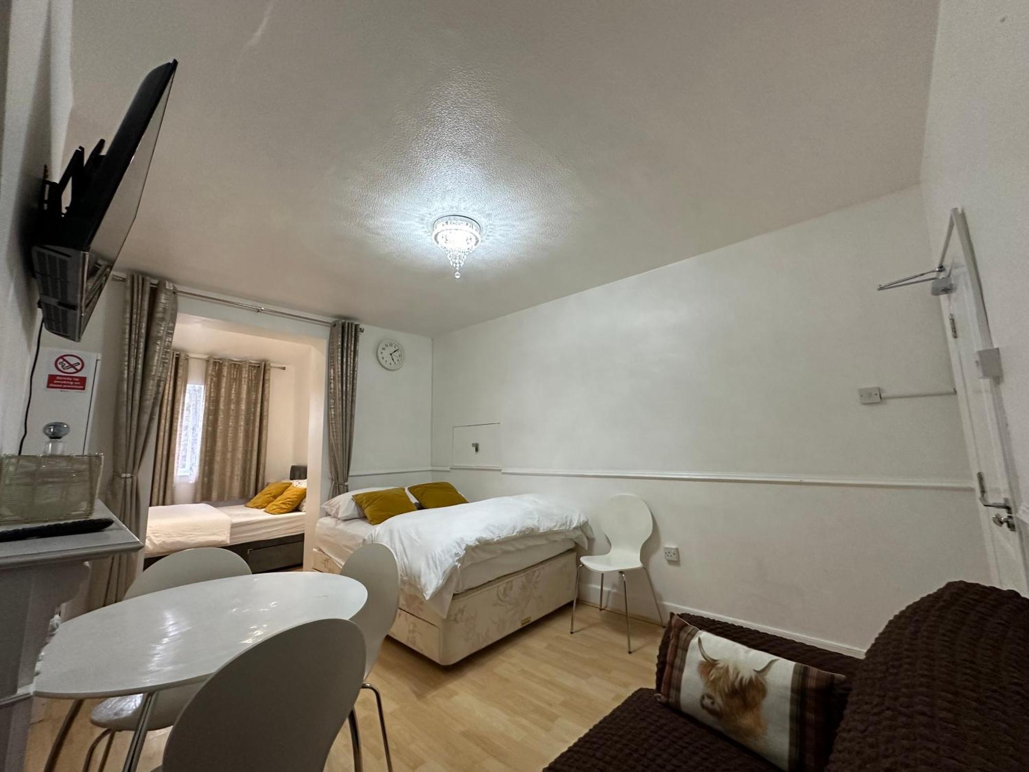 3Rd Studio Flat With Private Toilet And Bathroom Setup For Family Enjoyment 134 Keedonwood Road Μπρόμλεϊ Εξωτερικό φωτογραφία