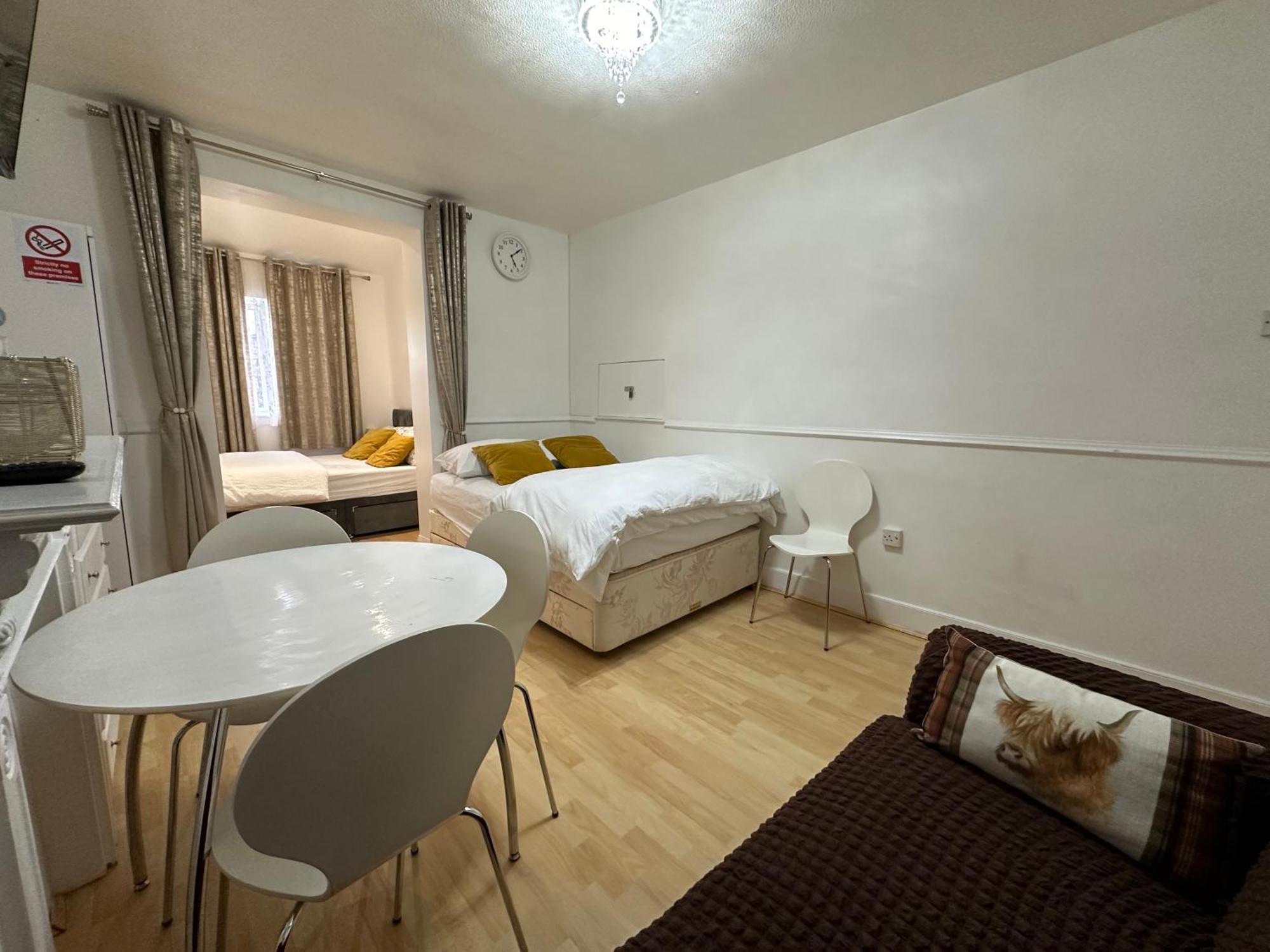 3Rd Studio Flat With Private Toilet And Bathroom Setup For Family Enjoyment 134 Keedonwood Road Μπρόμλεϊ Εξωτερικό φωτογραφία