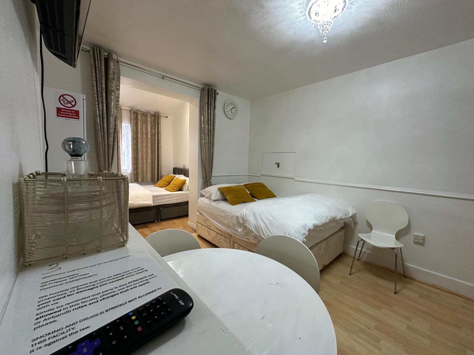 3Rd Studio Flat With Private Toilet And Bathroom Setup For Family Enjoyment 134 Keedonwood Road Μπρόμλεϊ Εξωτερικό φωτογραφία