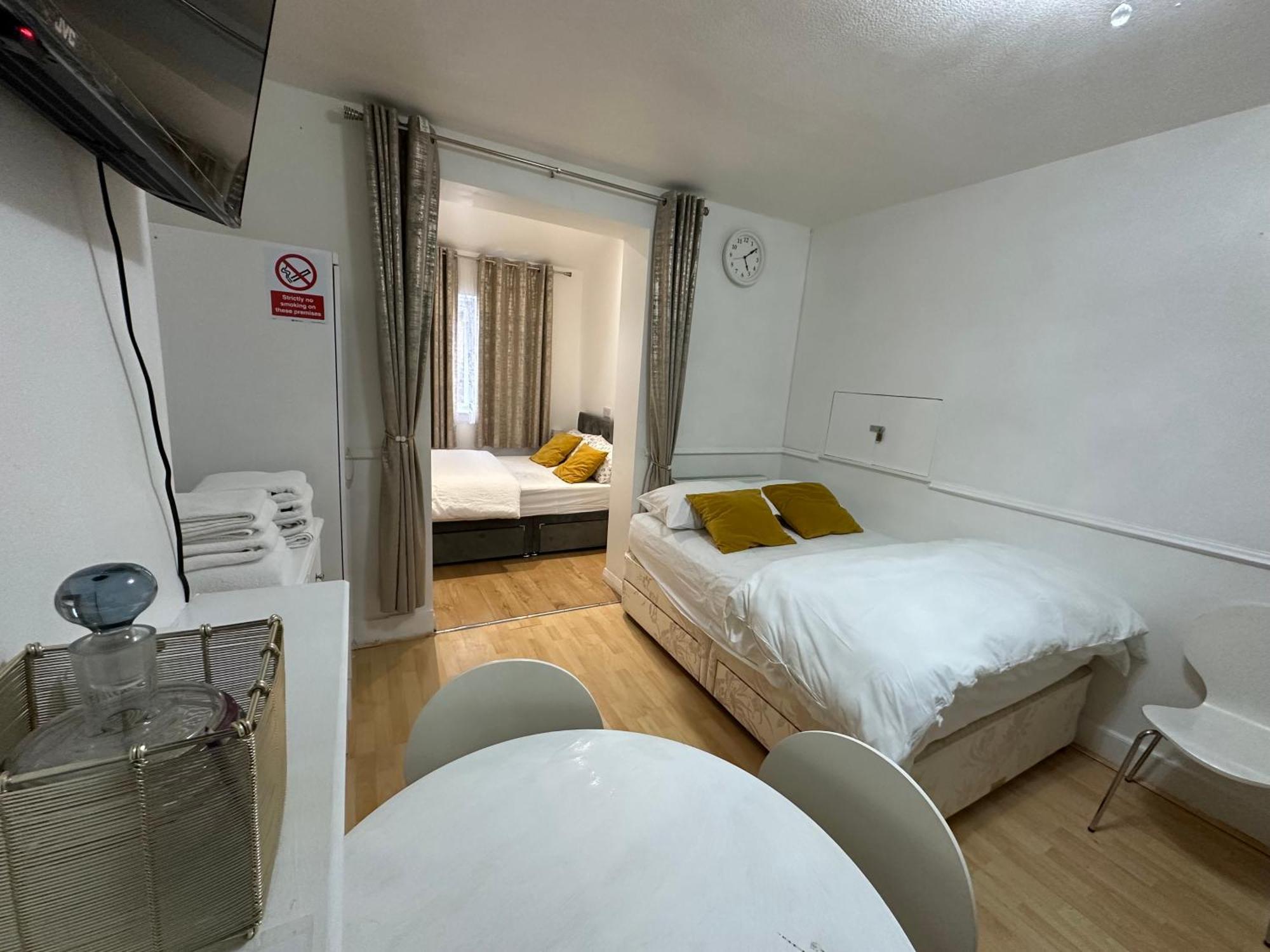 3Rd Studio Flat With Private Toilet And Bathroom Setup For Family Enjoyment 134 Keedonwood Road Μπρόμλεϊ Εξωτερικό φωτογραφία