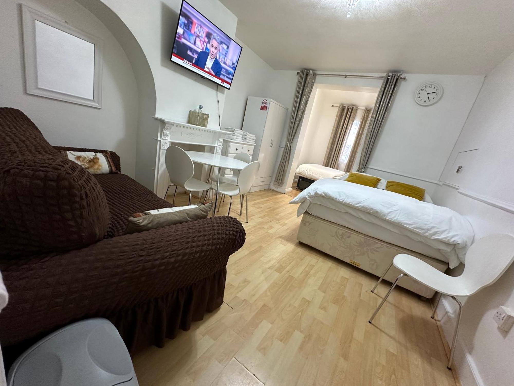 3Rd Studio Flat With Private Toilet And Bathroom Setup For Family Enjoyment 134 Keedonwood Road Μπρόμλεϊ Εξωτερικό φωτογραφία