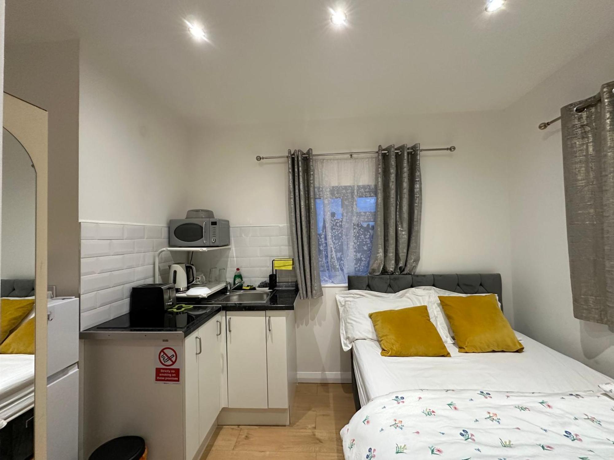 3Rd Studio Flat With Private Toilet And Bathroom Setup For Family Enjoyment 134 Keedonwood Road Μπρόμλεϊ Εξωτερικό φωτογραφία