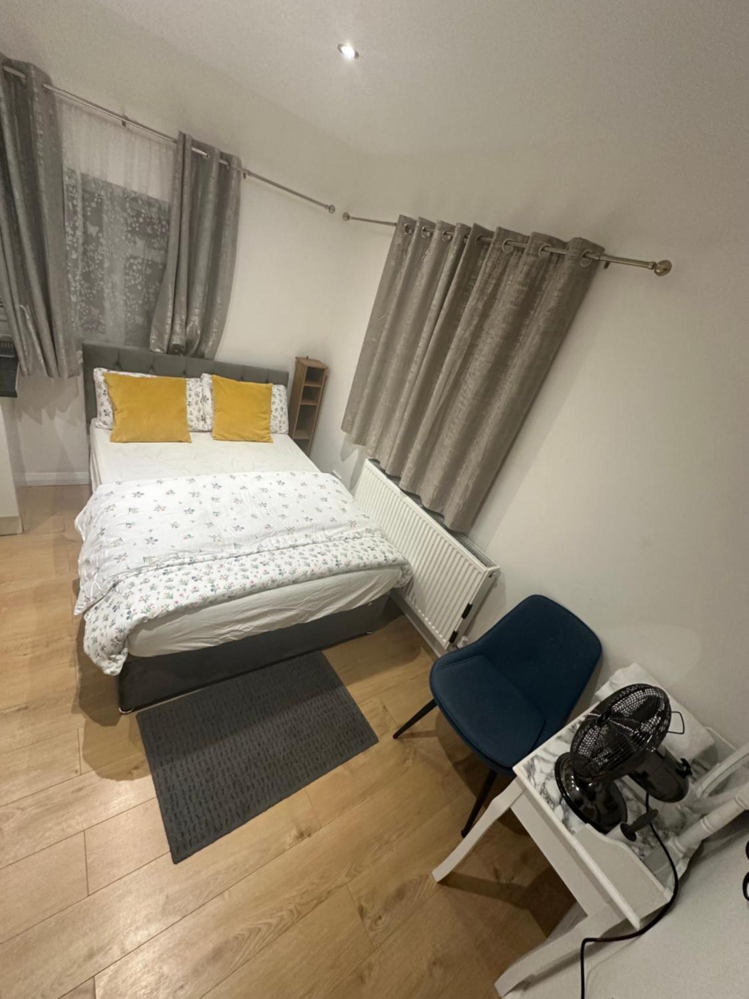 3Rd Studio Flat With Private Toilet And Bathroom Setup For Family Enjoyment 134 Keedonwood Road Μπρόμλεϊ Εξωτερικό φωτογραφία