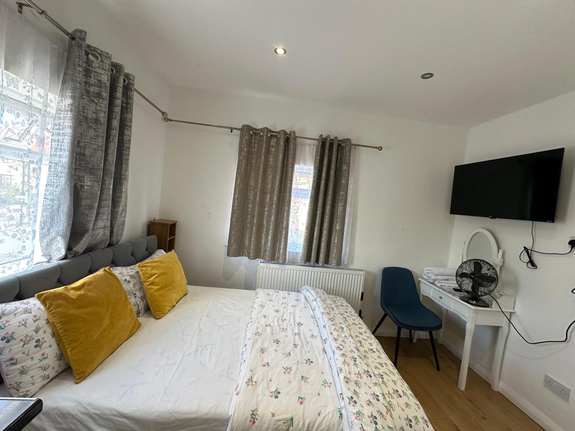 3Rd Studio Flat With Private Toilet And Bathroom Setup For Family Enjoyment 134 Keedonwood Road Μπρόμλεϊ Εξωτερικό φωτογραφία
