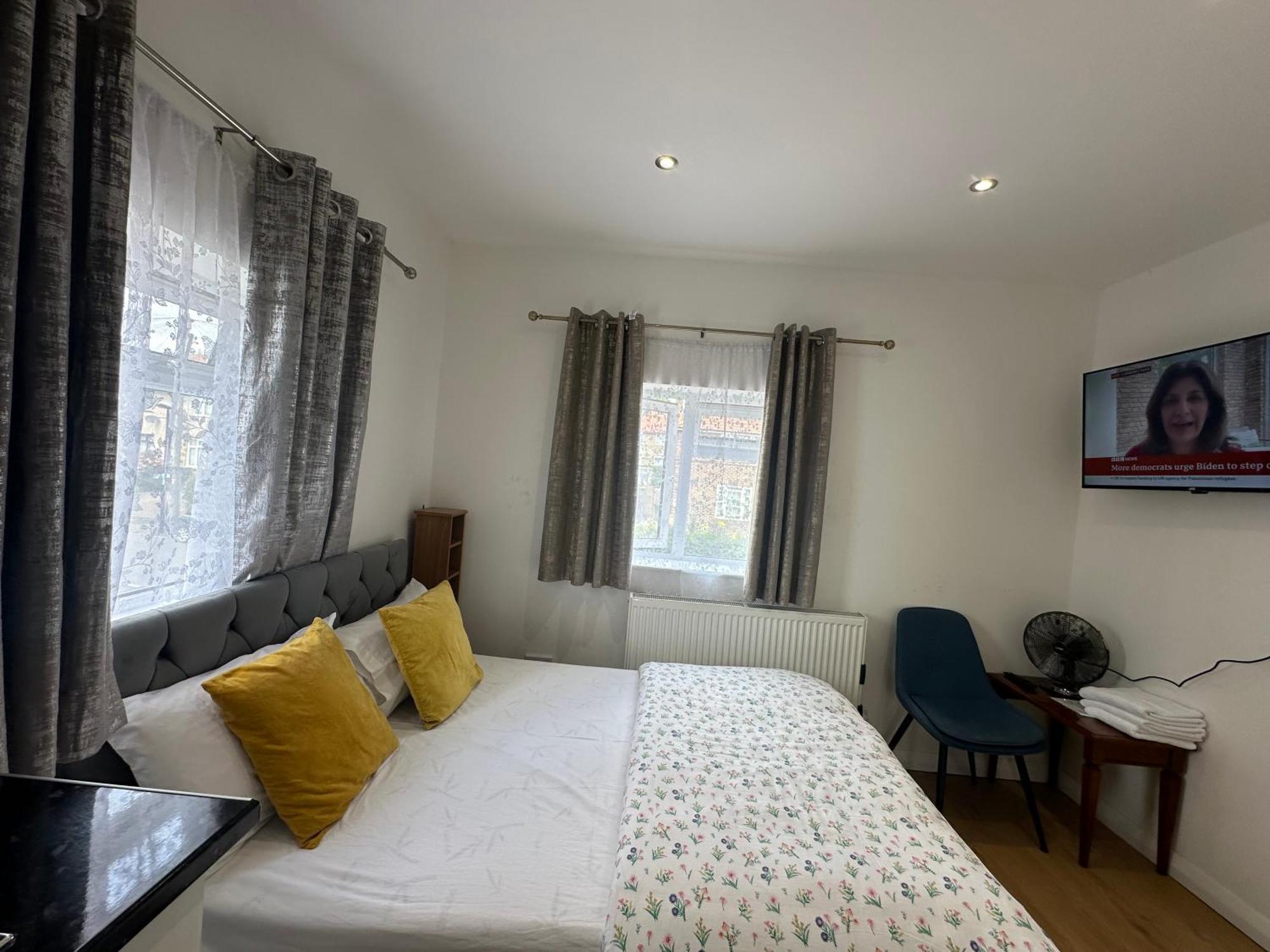 3Rd Studio Flat With Private Toilet And Bathroom Setup For Family Enjoyment 134 Keedonwood Road Μπρόμλεϊ Εξωτερικό φωτογραφία