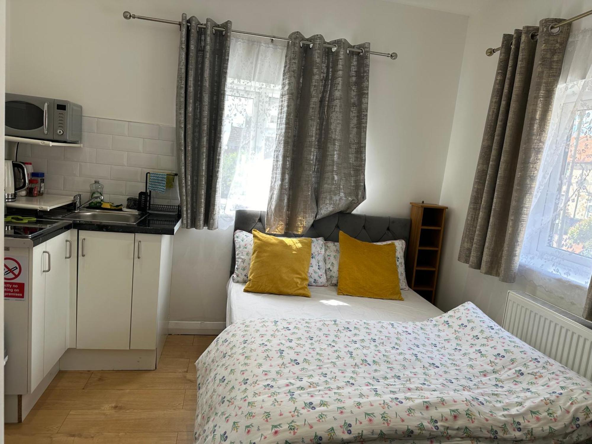 3Rd Studio Flat With Private Toilet And Bathroom Setup For Family Enjoyment 134 Keedonwood Road Μπρόμλεϊ Εξωτερικό φωτογραφία