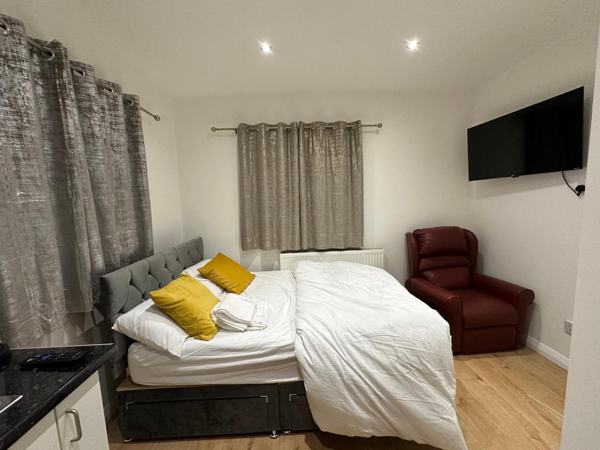 3Rd Studio Flat With Private Toilet And Bathroom Setup For Family Enjoyment 134 Keedonwood Road Μπρόμλεϊ Εξωτερικό φωτογραφία